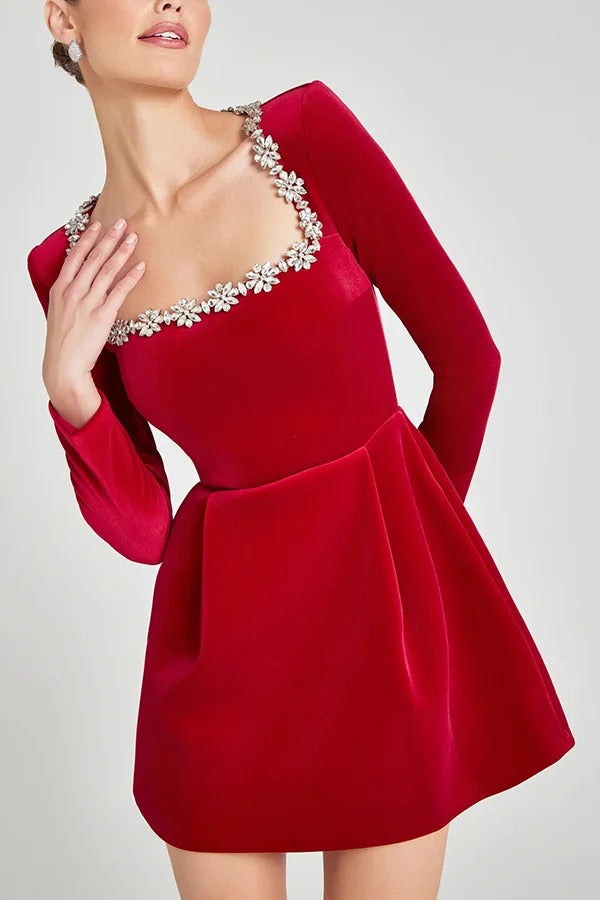 Vestido mini de terciopelo con mangas largas y bolsillos y ribetes adornados con joyas de Endless Celebration 