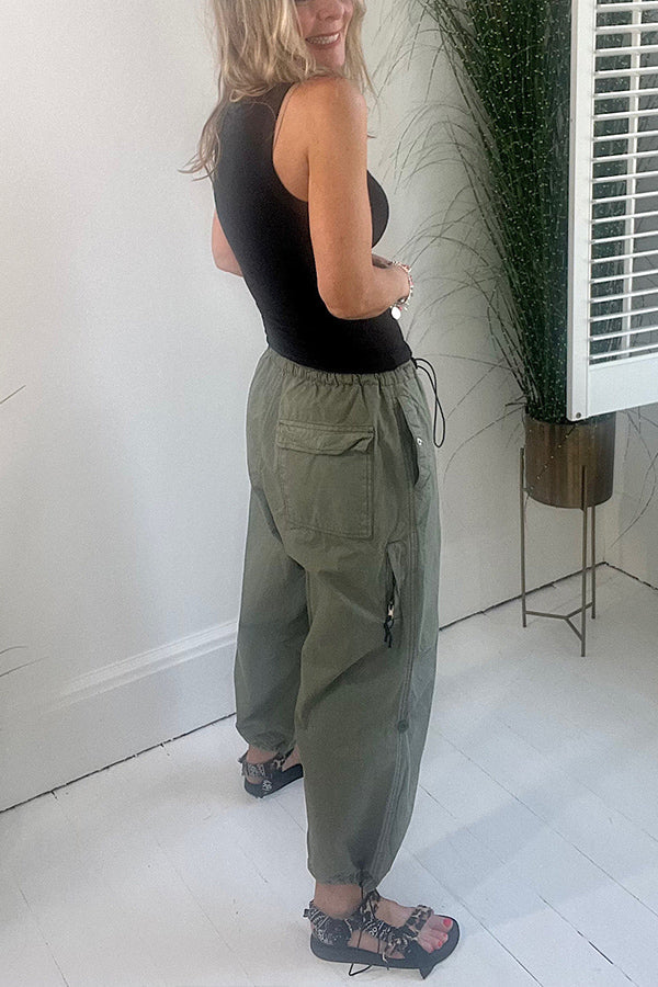 Pantalones cargo con bolsillos y cintura elástica con cordón de estilo urbano
