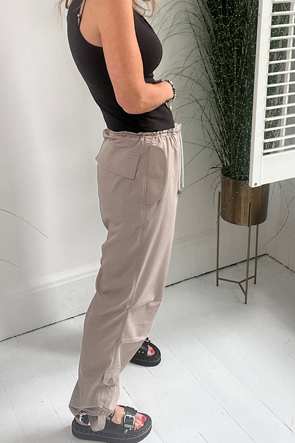 Pantalones cargo extragrandes con bolsillos y cordón en la cintura de Casual Callings