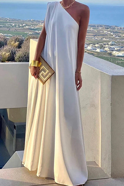 Elegante vestido de noche con cuello oblicuo asimétrico liso y sencillo.
