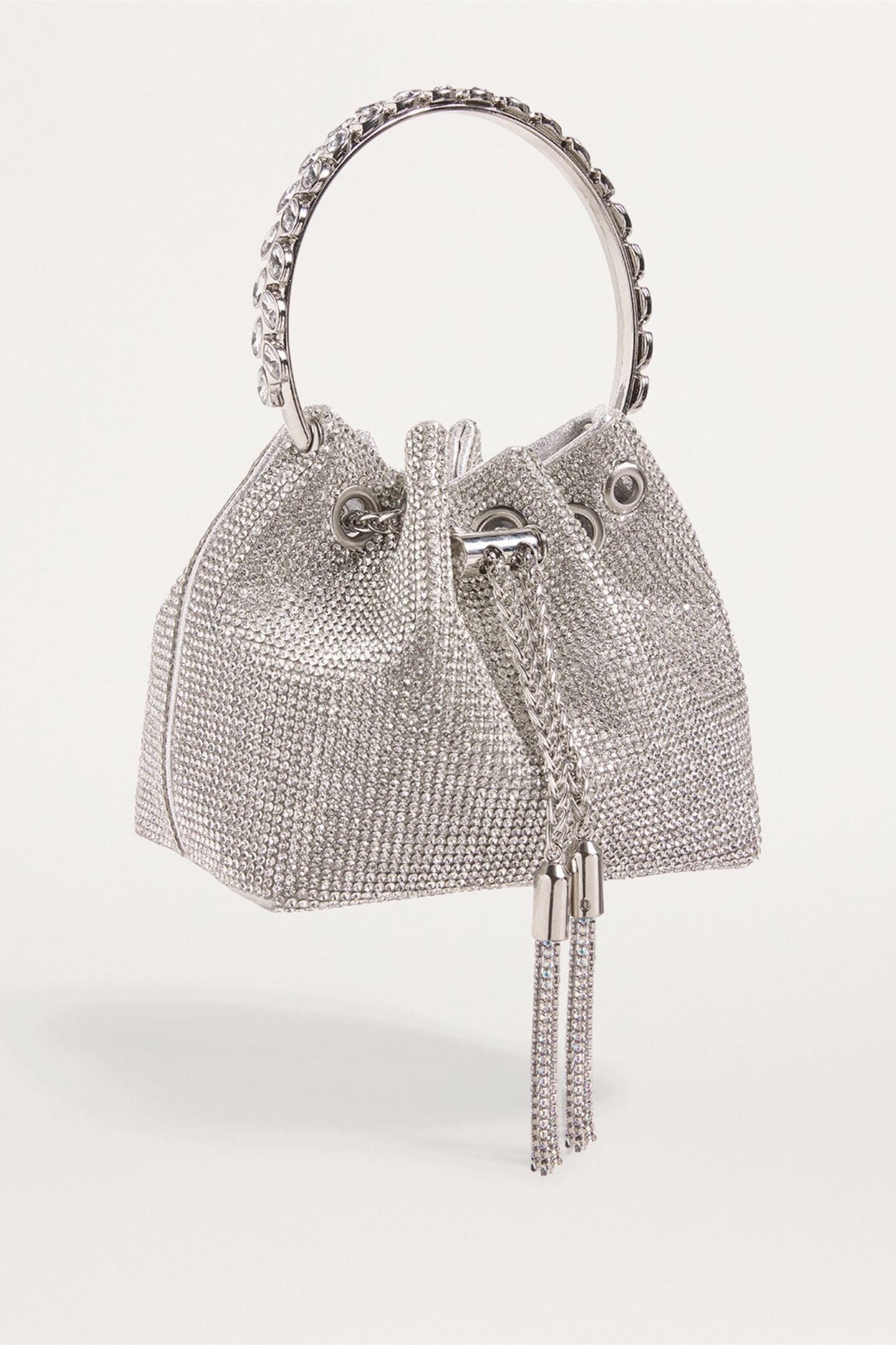 Bolso tipo cubo adornado con cristales 