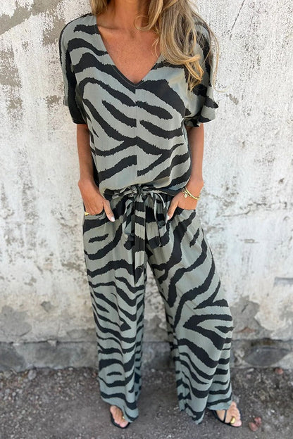 Conjunto de top con cuello en V, manga corta, cordones y pantalones rectos con cintura elástica y bolsillo. 