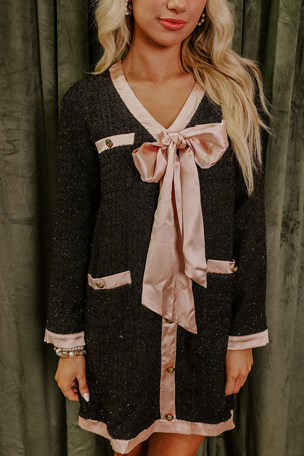 Vestido mini de tweed con lazo de satén y patchwork, corte en H y bolsillos.