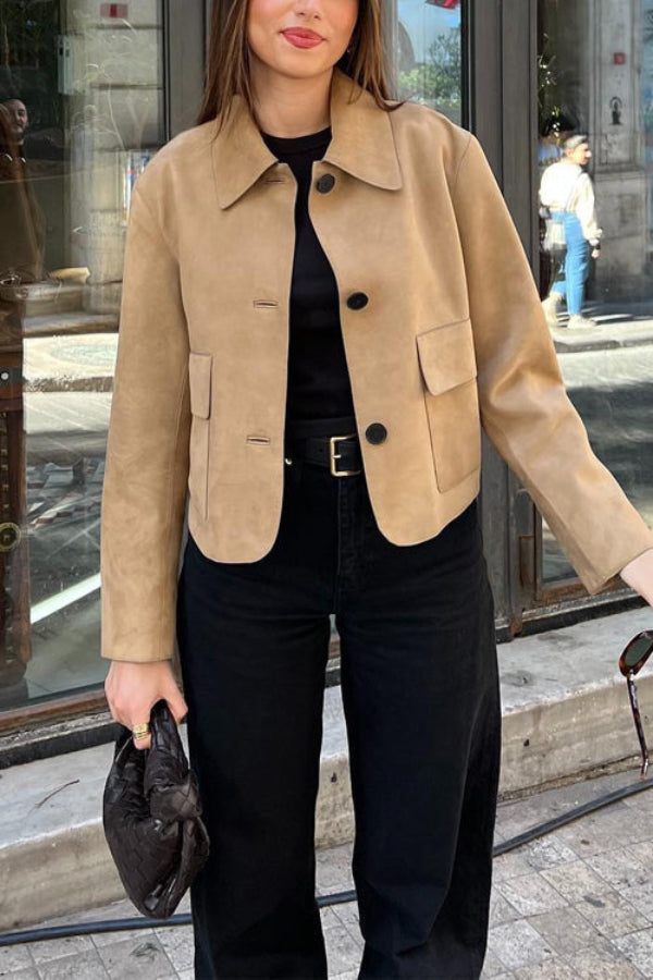 Chaqueta corta de ante sintético con solapa abotonada y bolsillos