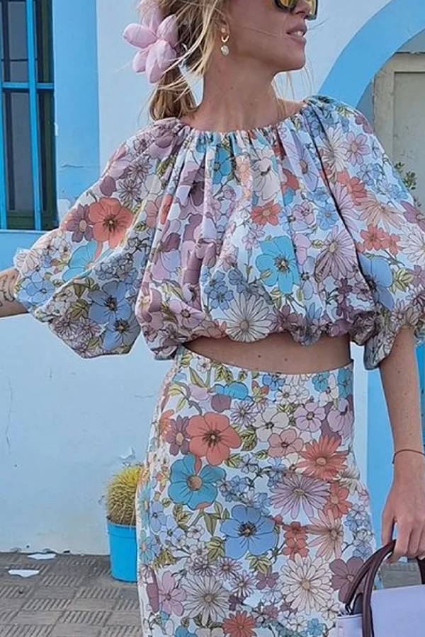 Conjunto de dos piezas de top y falda con estampado floral navideño