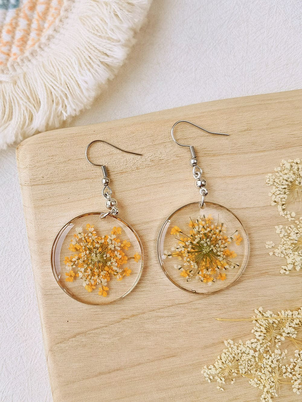 Pendientes de flores prensadas de resina con encaje de la reina Ana "No me olvides" 