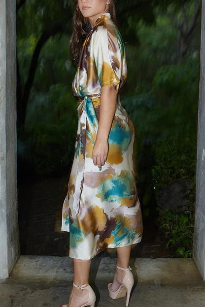 Vestido midi cruzado de media manga con estampado tie dye de satén Cityscape Moment