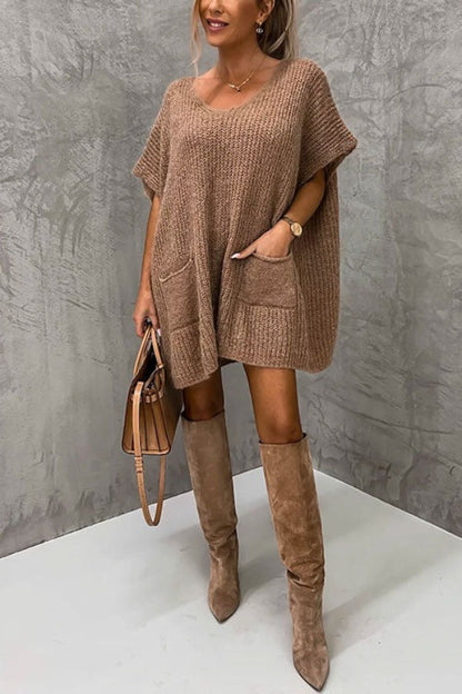 Suéter tipo poncho extragrande con cuello en V, mangas cortas y bolsillos de Margovil 