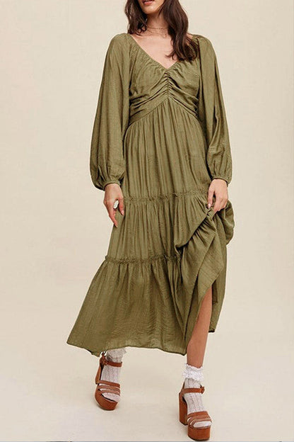 Vestido largo escalonado con volantes, escote en V y lazo