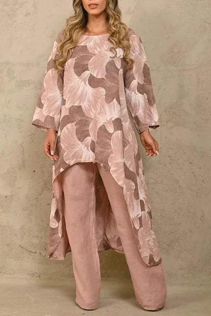 Exquisito traje de pantalón con cuello redondo y paneles con estampado floral