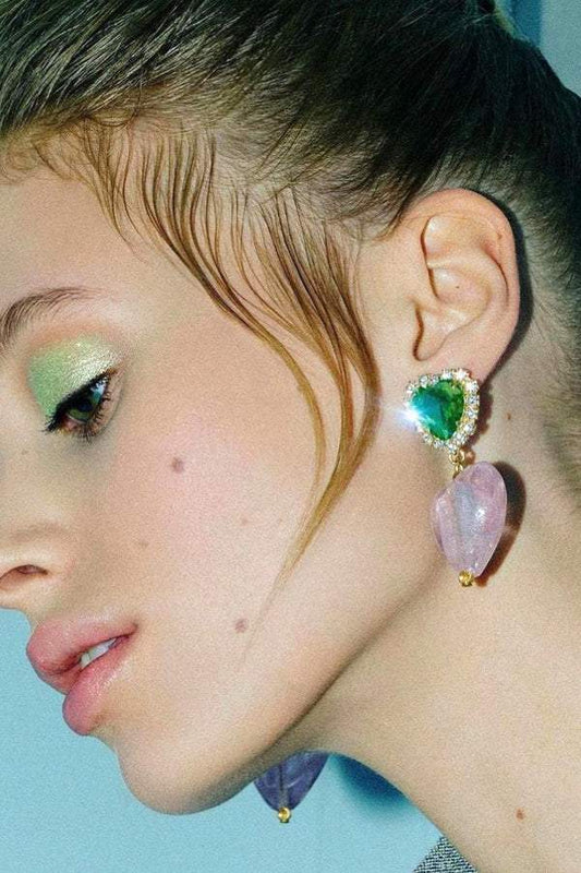 Pendientes colgantes con corazón de diamante en contraste 