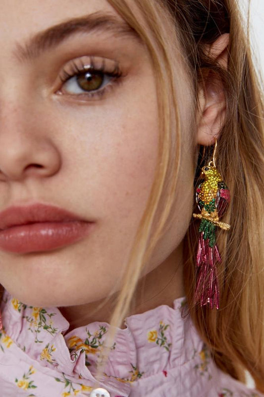 Pendientes de borlas con forma de loro y diamantes 