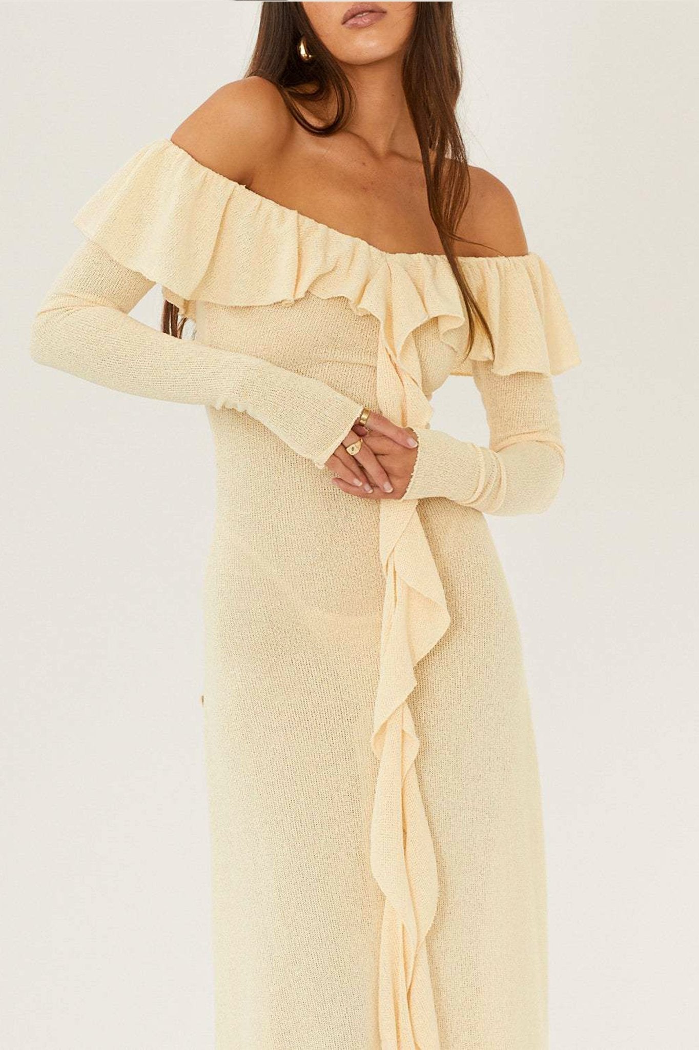 Vestido largo con volantes y hombros descubiertos de Donna 
