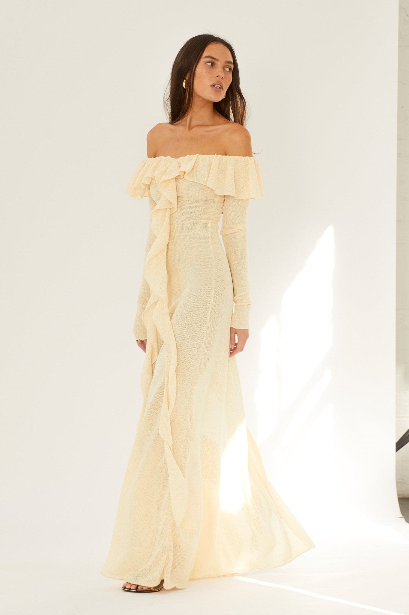 Vestido largo con volantes y hombros descubiertos de Donna 