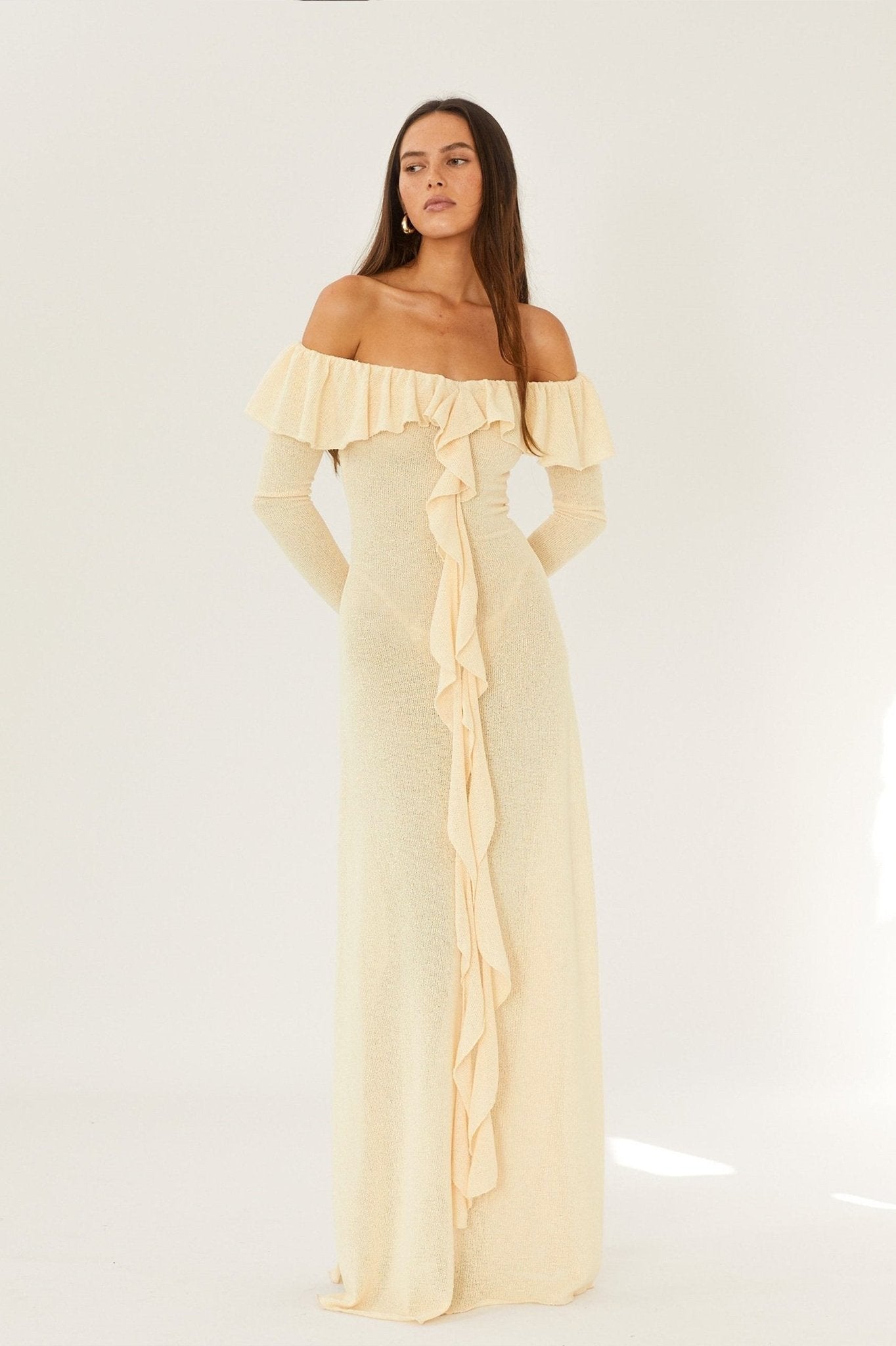 Vestido largo con volantes y hombros descubiertos de Donna 