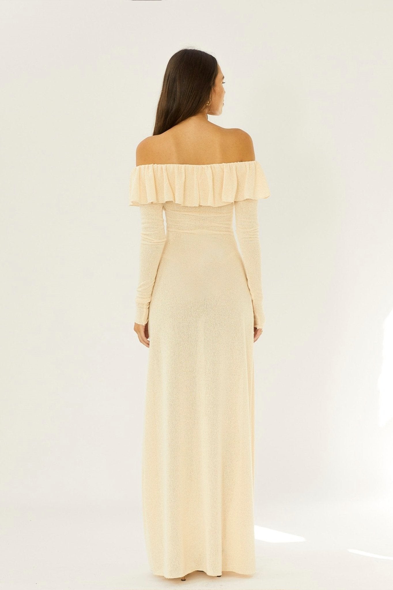 Vestido largo con volantes y hombros descubiertos de Donna 