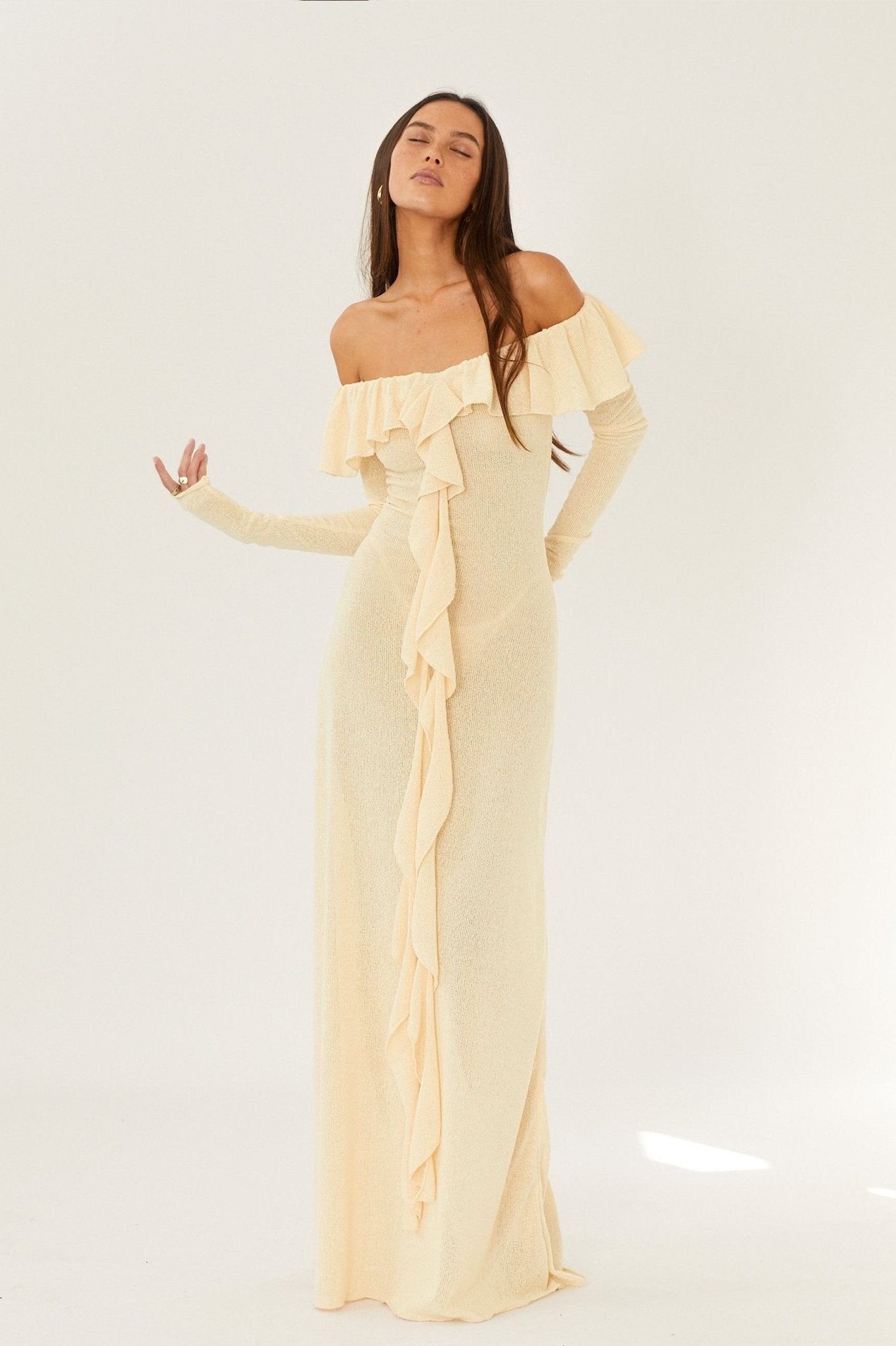 Vestido largo con volantes y hombros descubiertos de Donna 