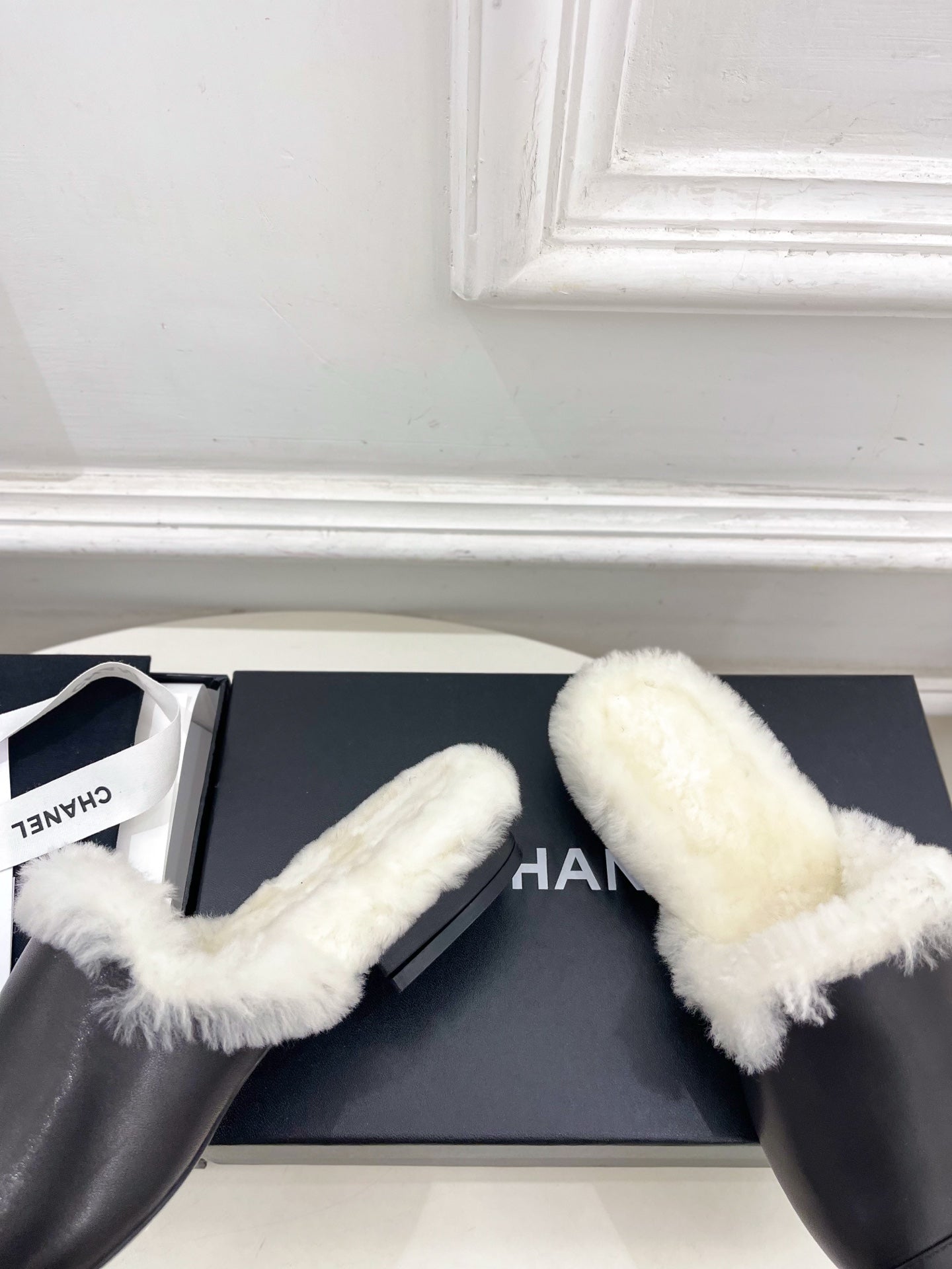 CC 25K Double C Pearl Fur Slippers Black White Calfskin Shearing 586997