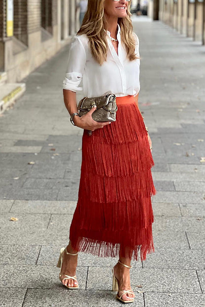 Falda elegante de corte entallado con flecos