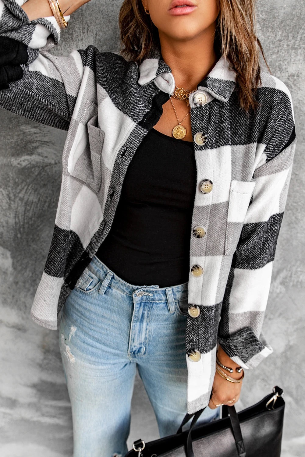 Chaqueta abotonada con bolsillos y bloques de color a cuadros grises