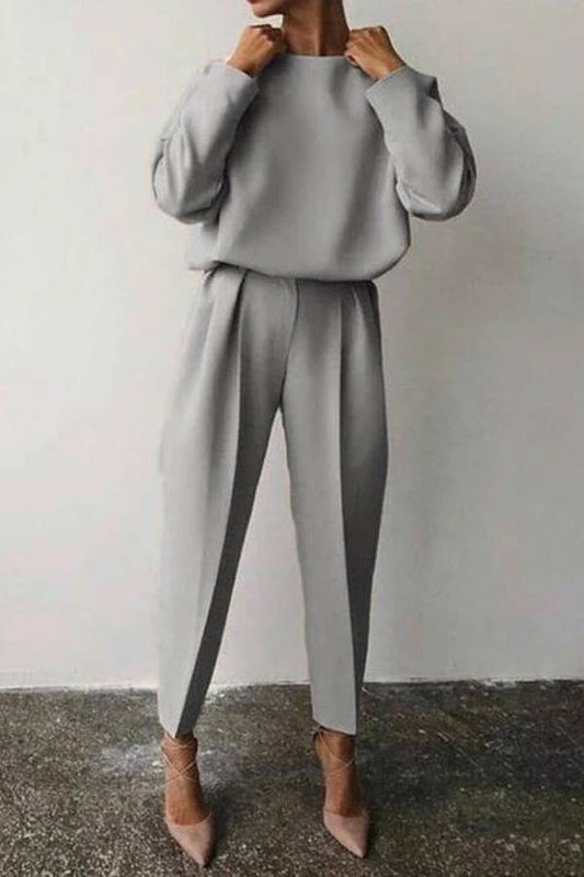 Traje informal de pantalón de tubo con cuello redondo y color liso
