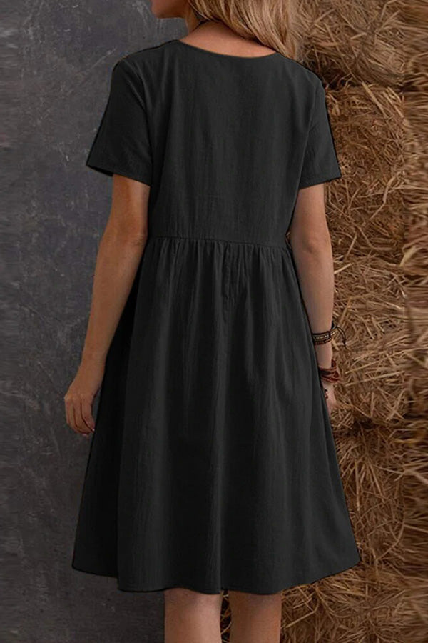 Vestido holgado de manga corta con cuello redondo y bolsillos en color liso