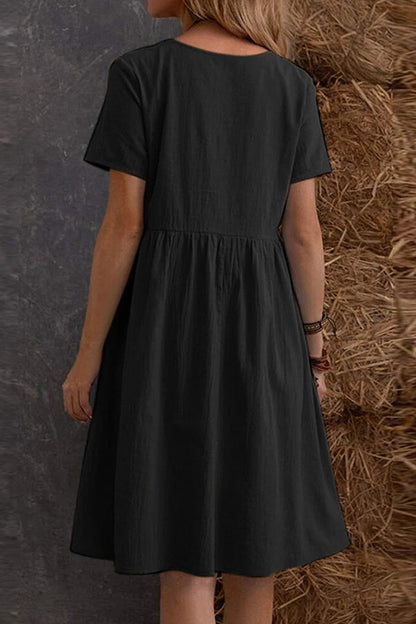 Vestido holgado de manga corta con cuello redondo y bolsillos en color liso