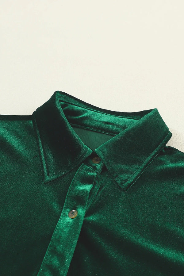 Vestido camisero de terciopelo verde con volantes y mangas largas y botones 
