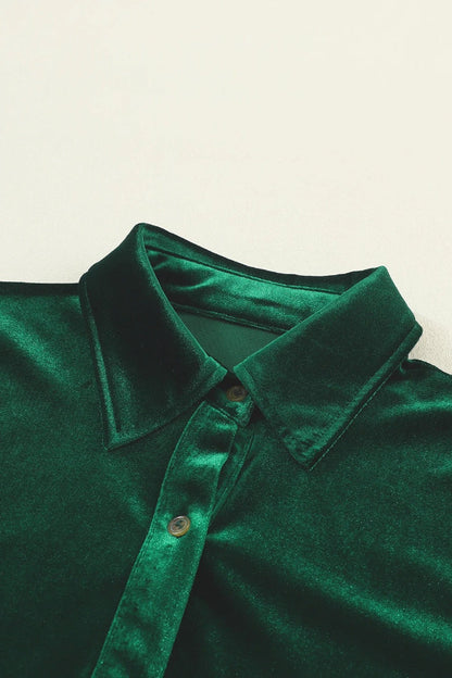 Vestido camisero de terciopelo verde con volantes y mangas largas y botones 