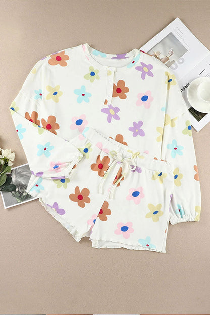 Conjunto de ropa de estar por casa con top henley con estampado floral blanco y pantalones cortos con cordón ajustable