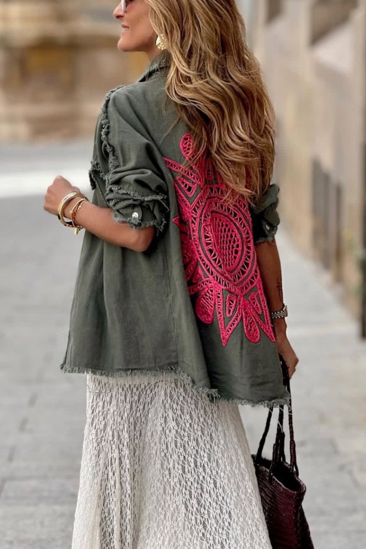 Camisa vaquera verde caqui con mandala de crochet rosa