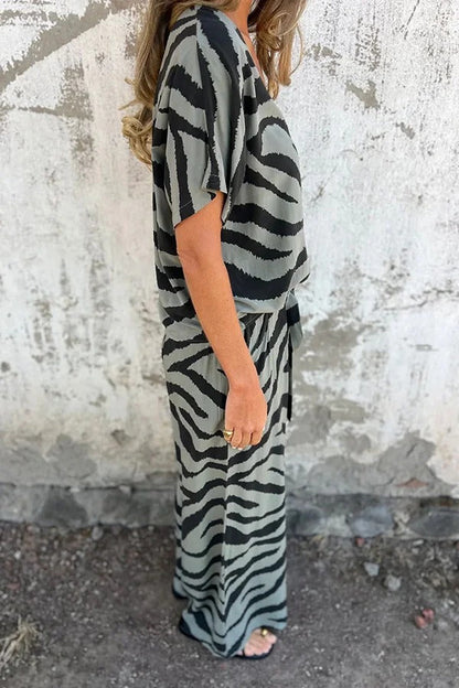 Conjunto de top con cuello en V, manga corta, cordones y pantalones rectos con cintura elástica y bolsillo. 