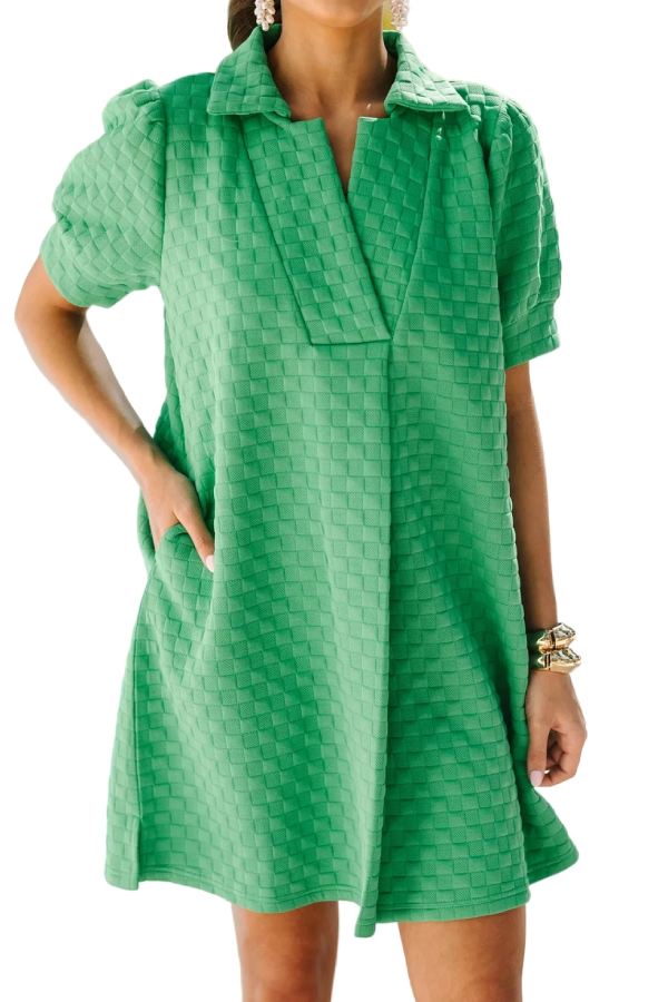 Vestido camisero con bolsillos y mangas abullonadas a cuadros con textura verde brillante