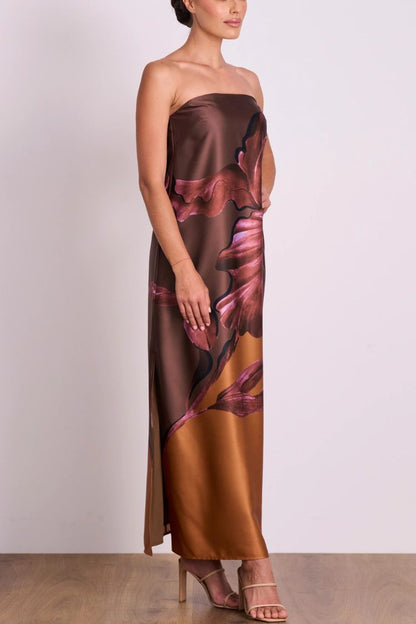 Vestido largo de satén con estampado floral, hombros descubiertos y abertura en forma de A. Inspiración para dibujar