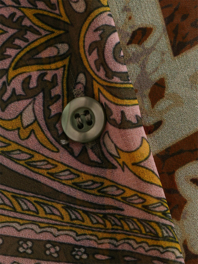 Conjunto de camisa, pantalones y capa con estampado de patchwork
