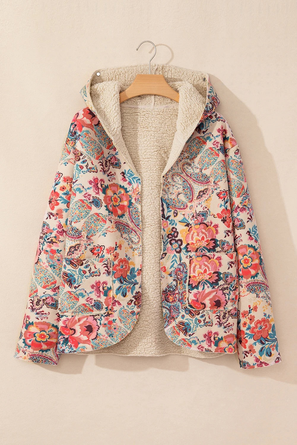 Chaqueta con capucha y forro de sherpa con estampado floral vintage de cachemira en beige