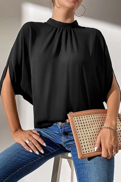 Top negro con cuello alto y mangas divididas