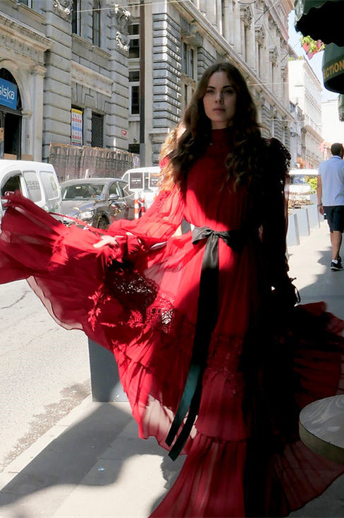 Vestido largo de gasa con capas de encaje Sylvia 