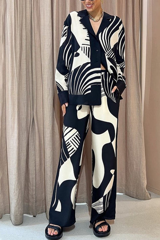 Conjunto holgado de dos piezas con solapa estampada en blanco y negro 