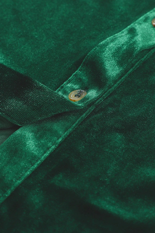 Vestido camisero de terciopelo verde con volantes y mangas largas y botones 