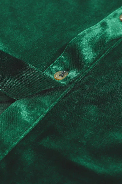 Vestido camisero de terciopelo verde con volantes y mangas largas y botones 