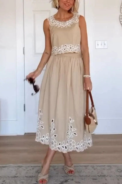 Camiseta de popelina con ojales florales y falda midi de cintura elástica y tiro alto para temporada de vacaciones