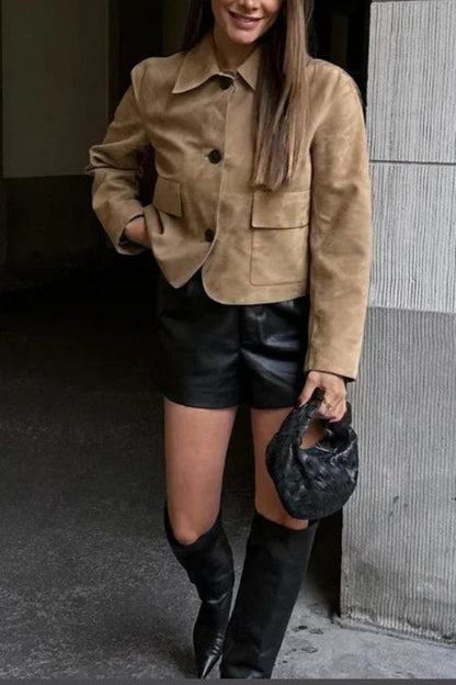 Chaqueta corta de ante sintético con solapa abotonada y bolsillos
