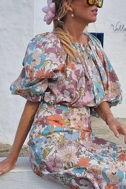 Conjunto de dos piezas de top y falda con estampado floral navideño