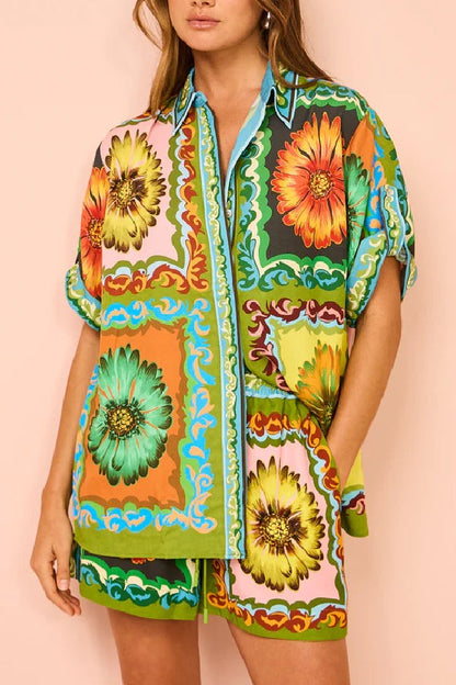Traje de dos piezas de lino con estampado de margaritas, versátil y moderno, con pantalones cortos casuales holgados