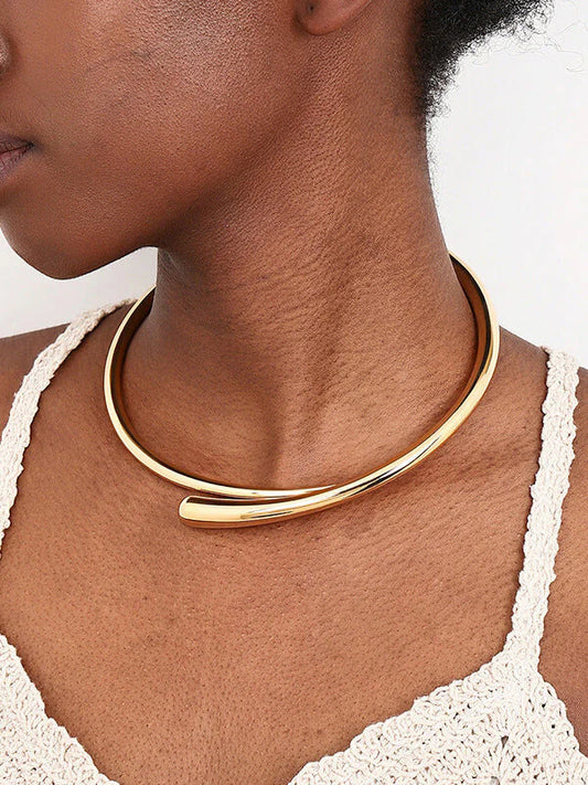 Collar brillante con anillo geométrico de metal simple y moderno 