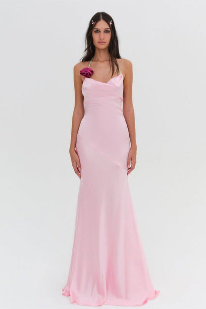 Vestido largo con rosetas y cuello halter de Edwina 
