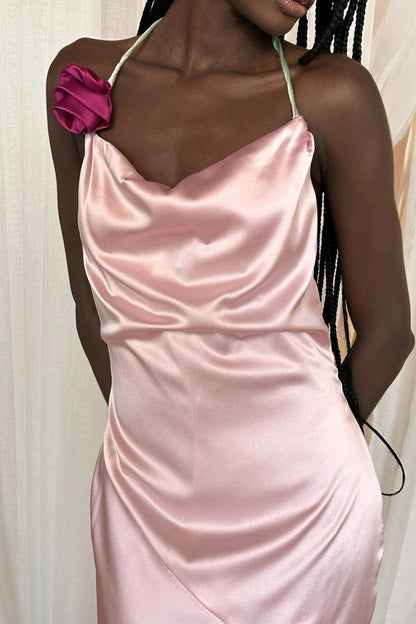 Vestido largo con rosetas y cuello halter de Edwina 