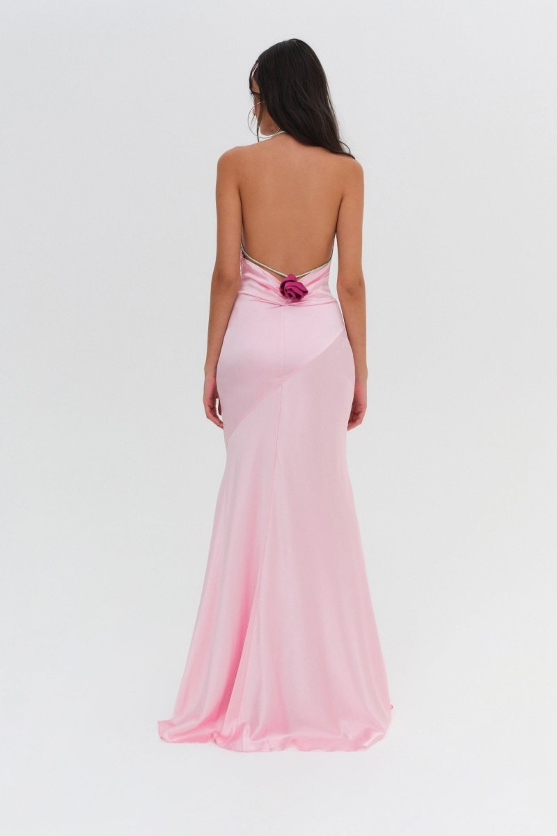 Vestido largo con rosetas y cuello halter de Edwina 