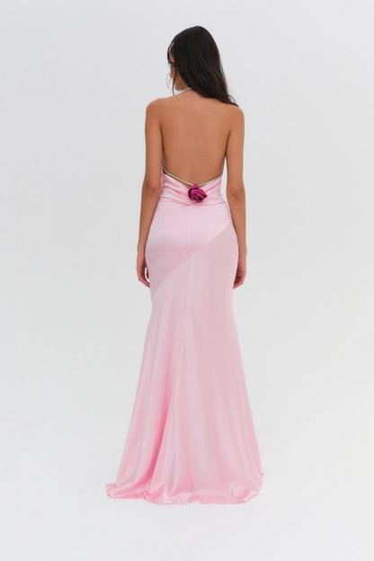 Vestido largo con rosetas y cuello halter de Edwina 